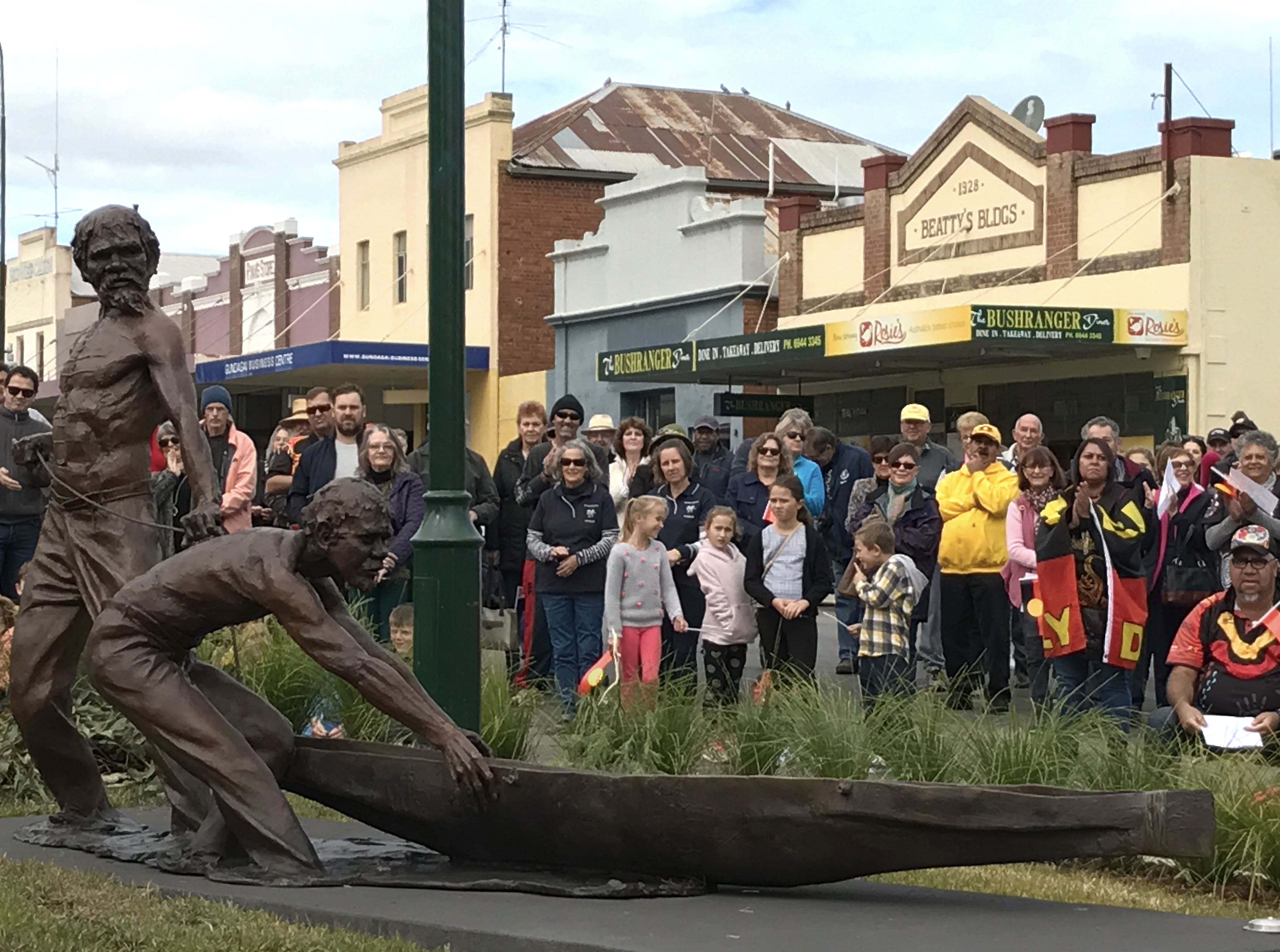 Crowd looking at the recently unveiled statues of Yarri and Jackey, Gundagai, 2017. 