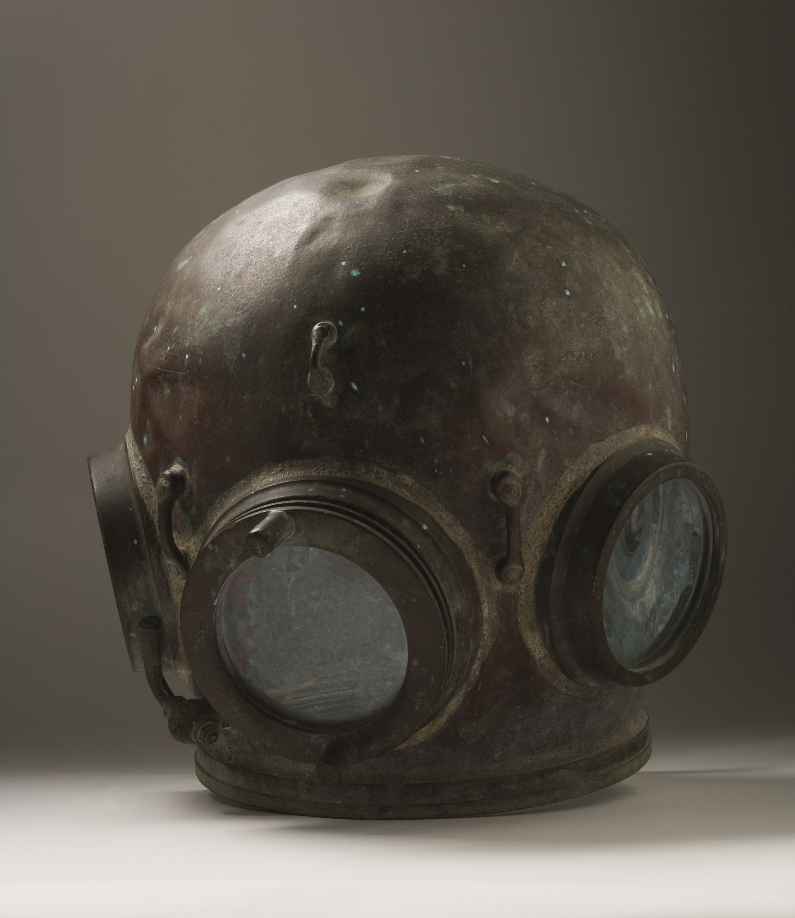 Diving helmet used for pearl diving