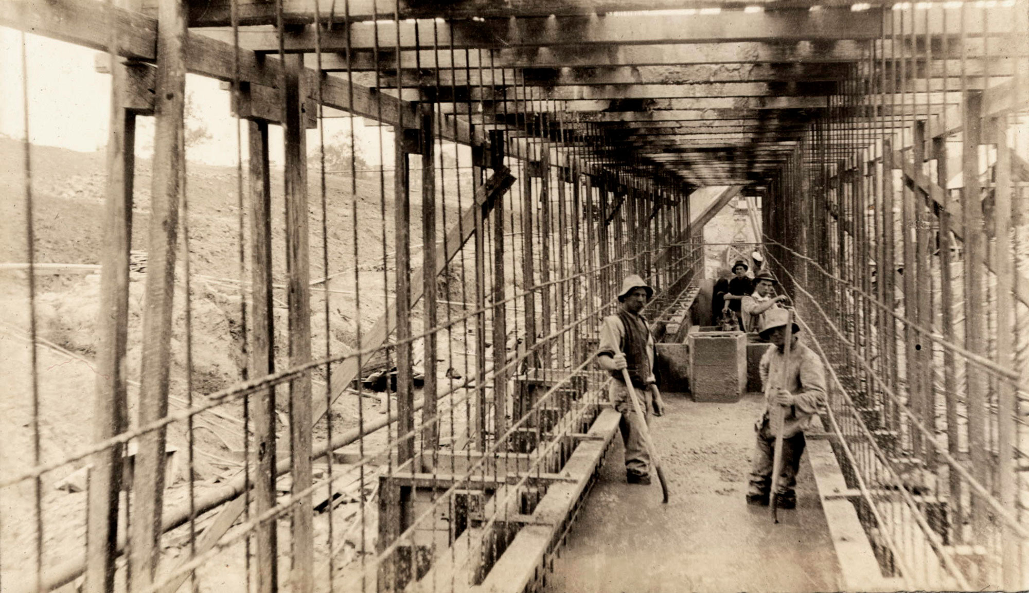 <p>Early construction work on the Hume Dam, 1925</p>
