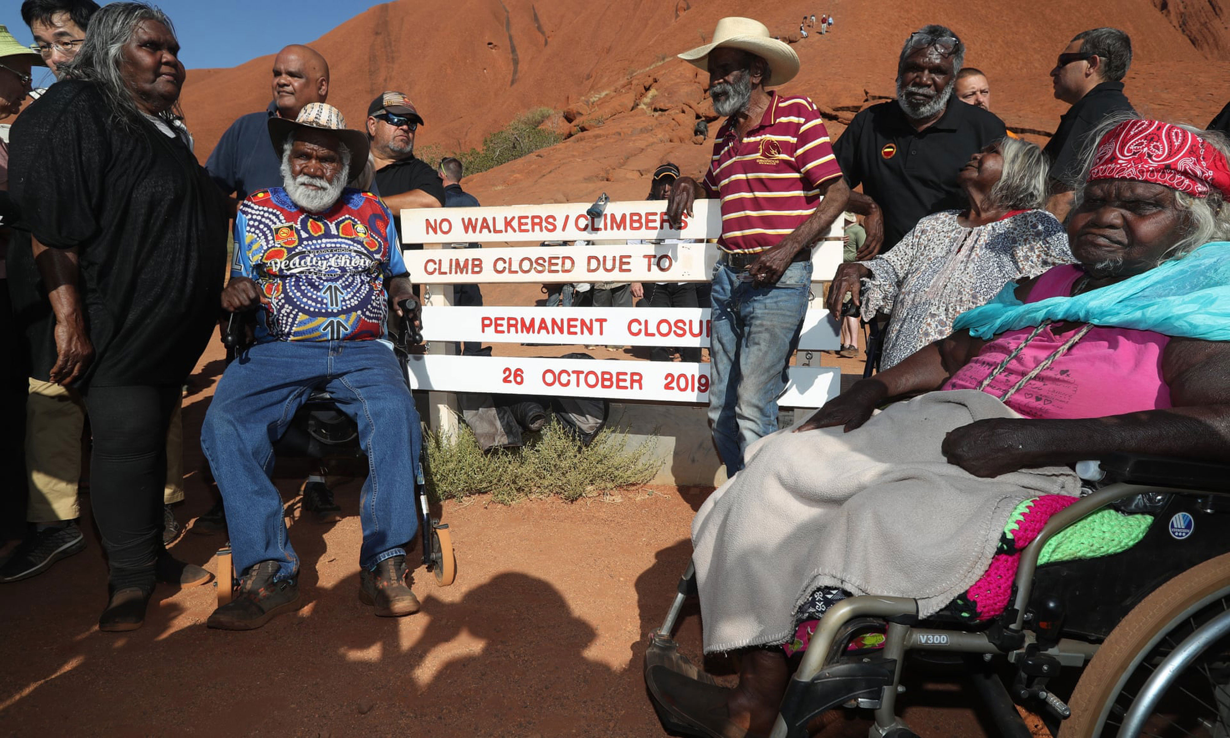 <p>Traditional owners of Ulu<u>r</u>u gather around the base of the climb after it was permanently closed on 26 October 2019</p>
