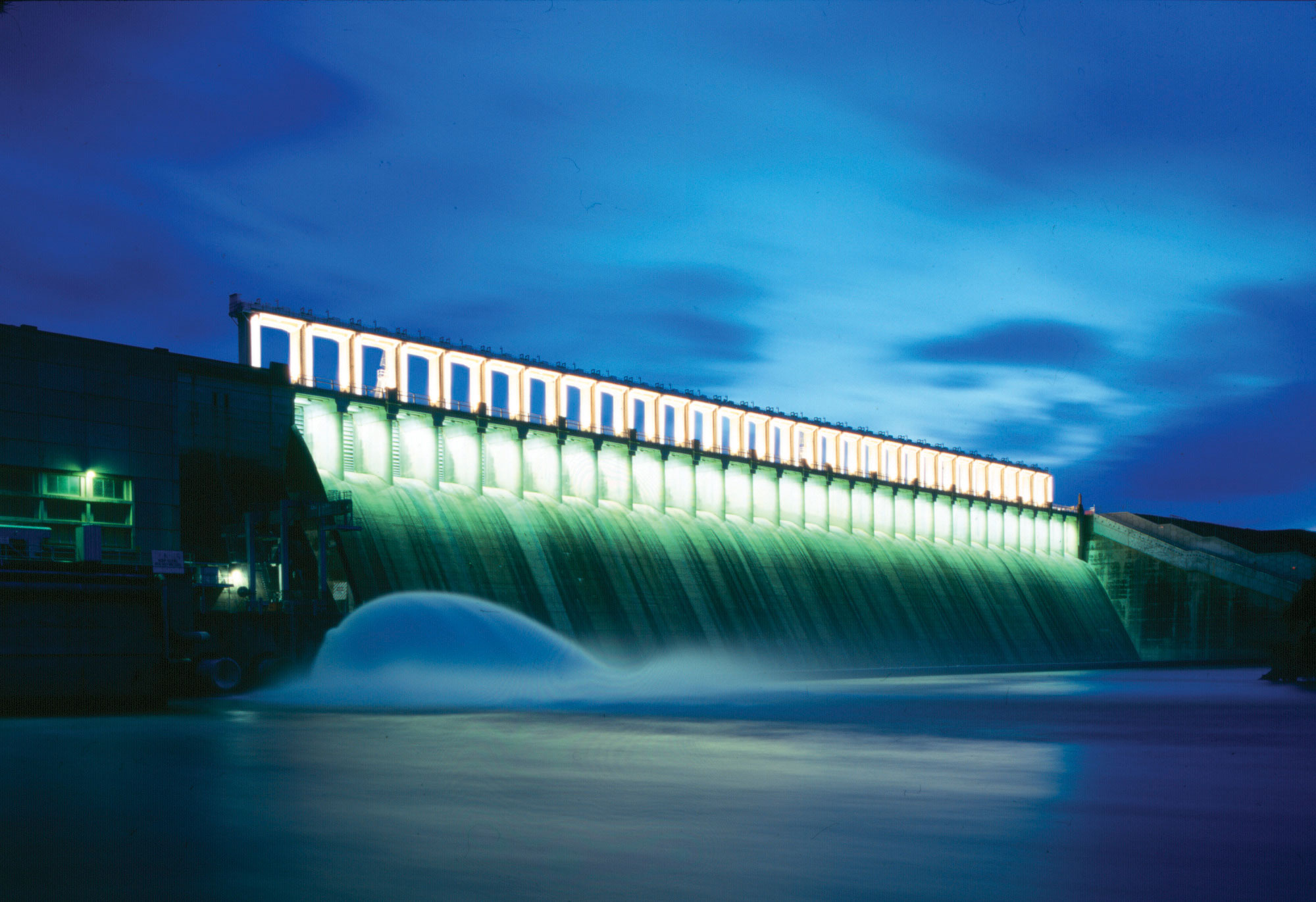 Hume Dam at dusk.