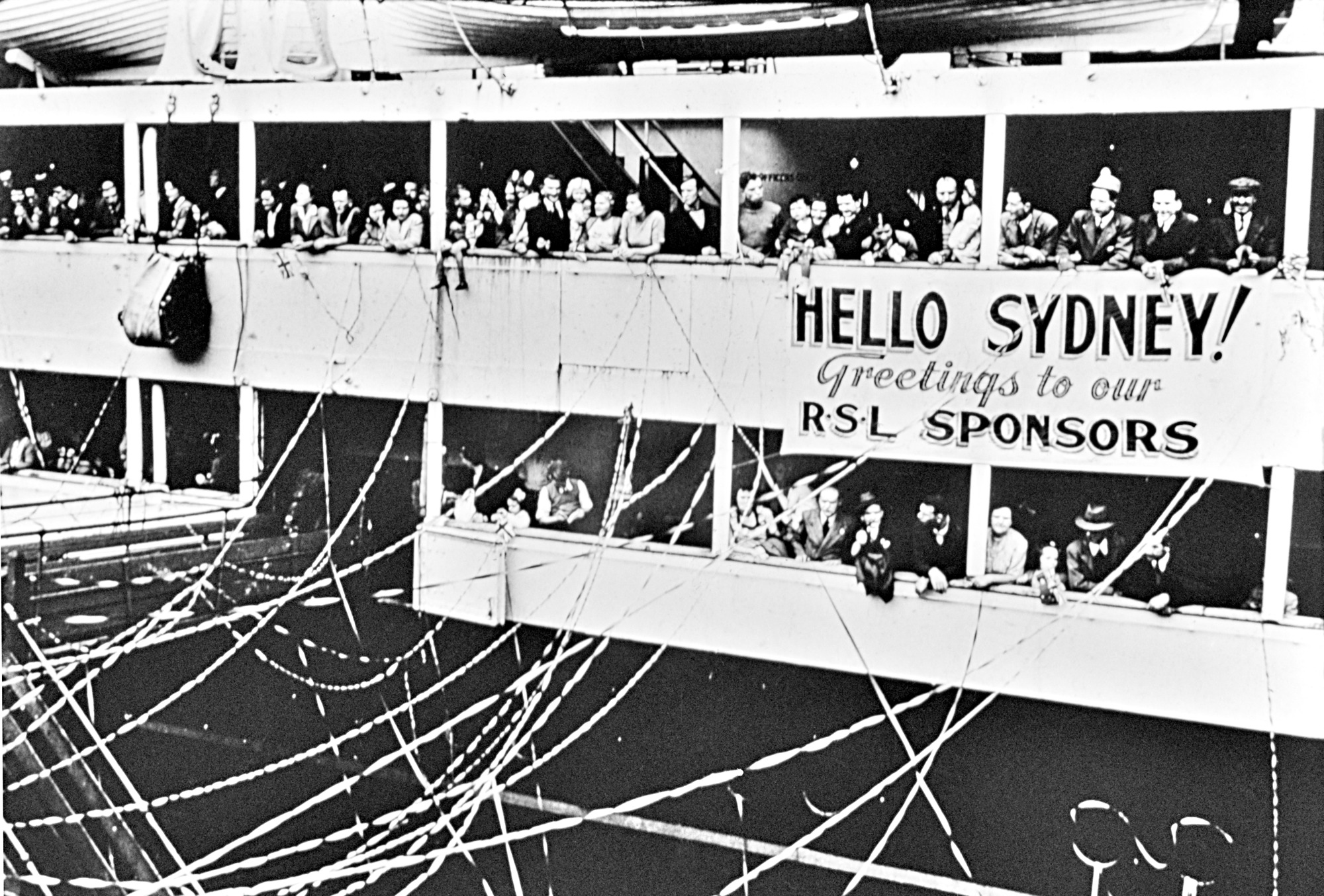 Returned Services League sponsored migrants arrive in Sydney, 1947.