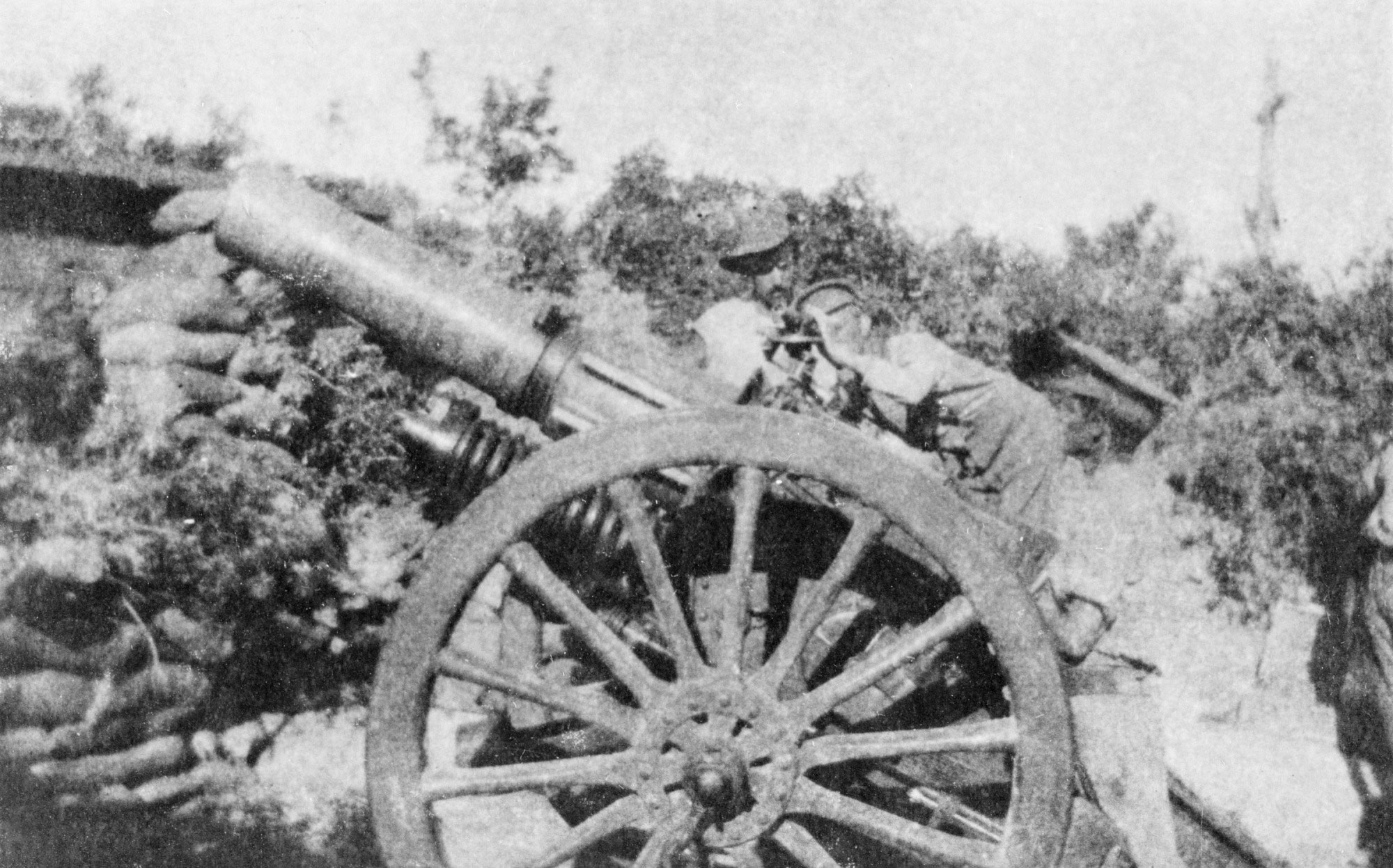 Australian soldiers prepare artillery, Gallipoli, August 1915.