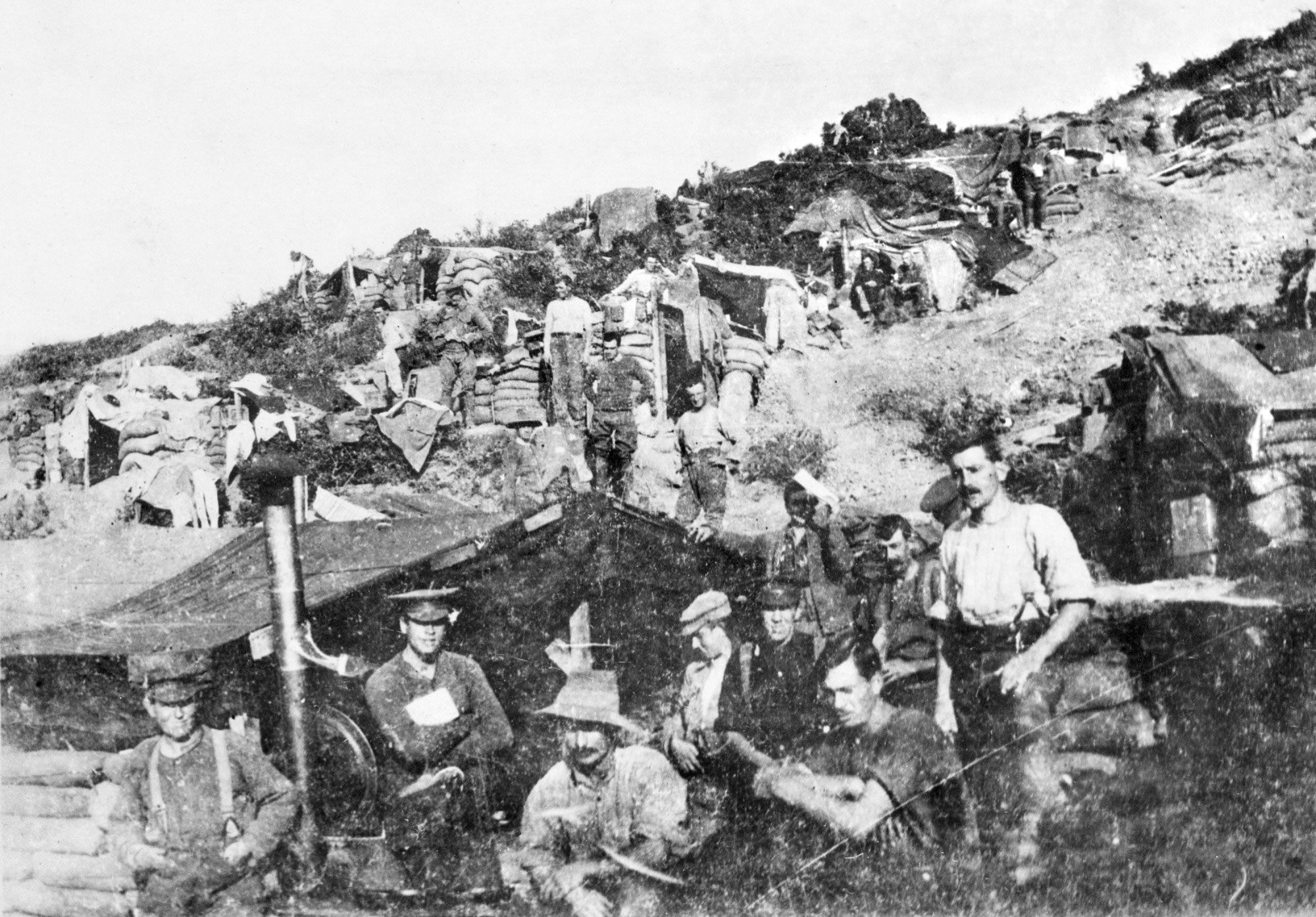 <p>Soldiers and their dugouts, Gallipoli, 1915</p>