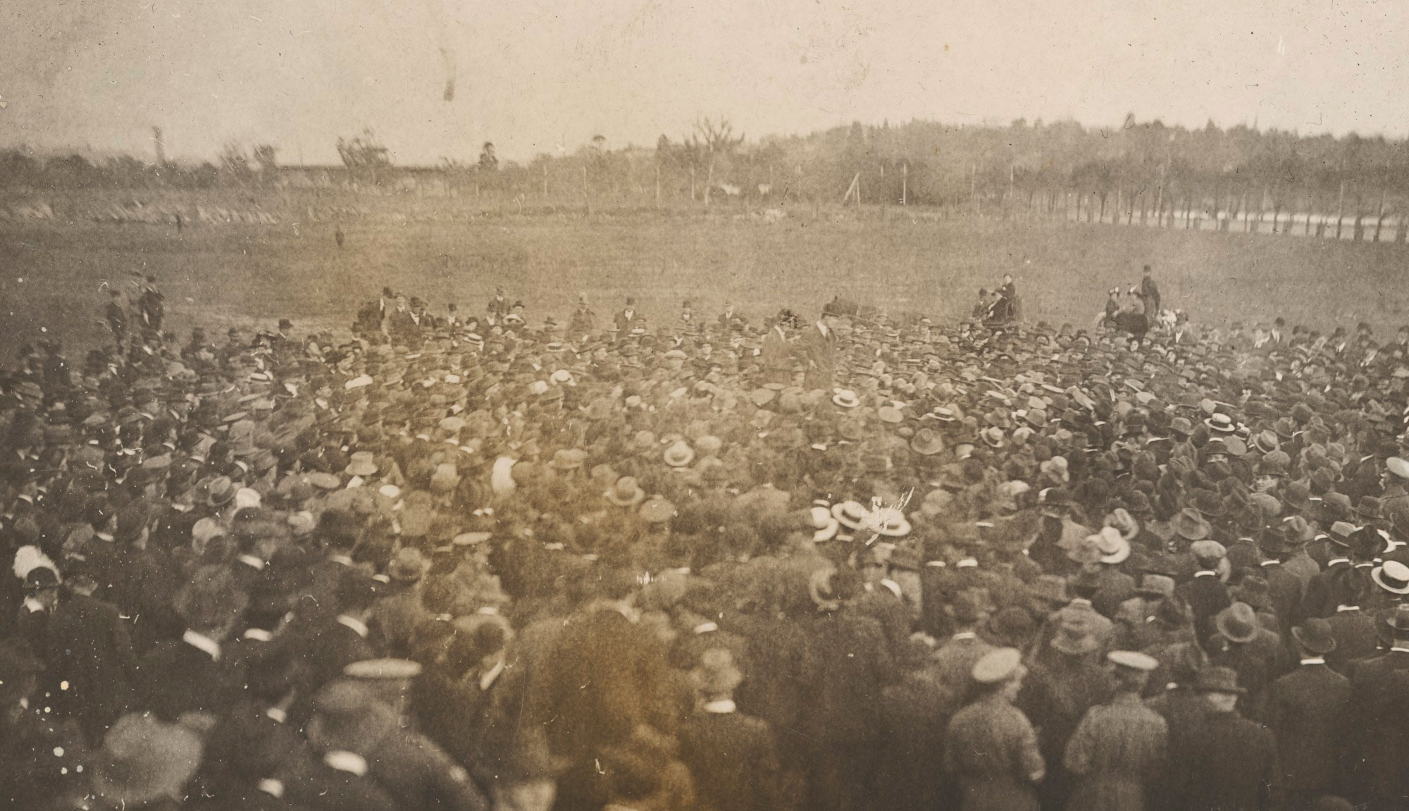 <p>Anti-conscription referendum rally, Yarra Bank, Melbourne, 16 April 1916</p>
