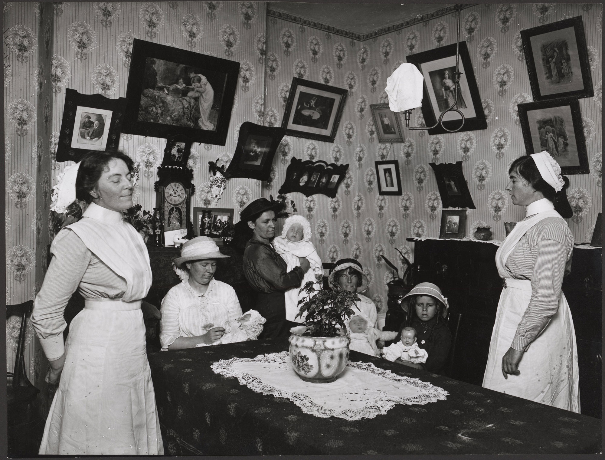 <p>Nurses and mothers with babies at Newtown Baby Clinic, Sydney, 1914</p>
