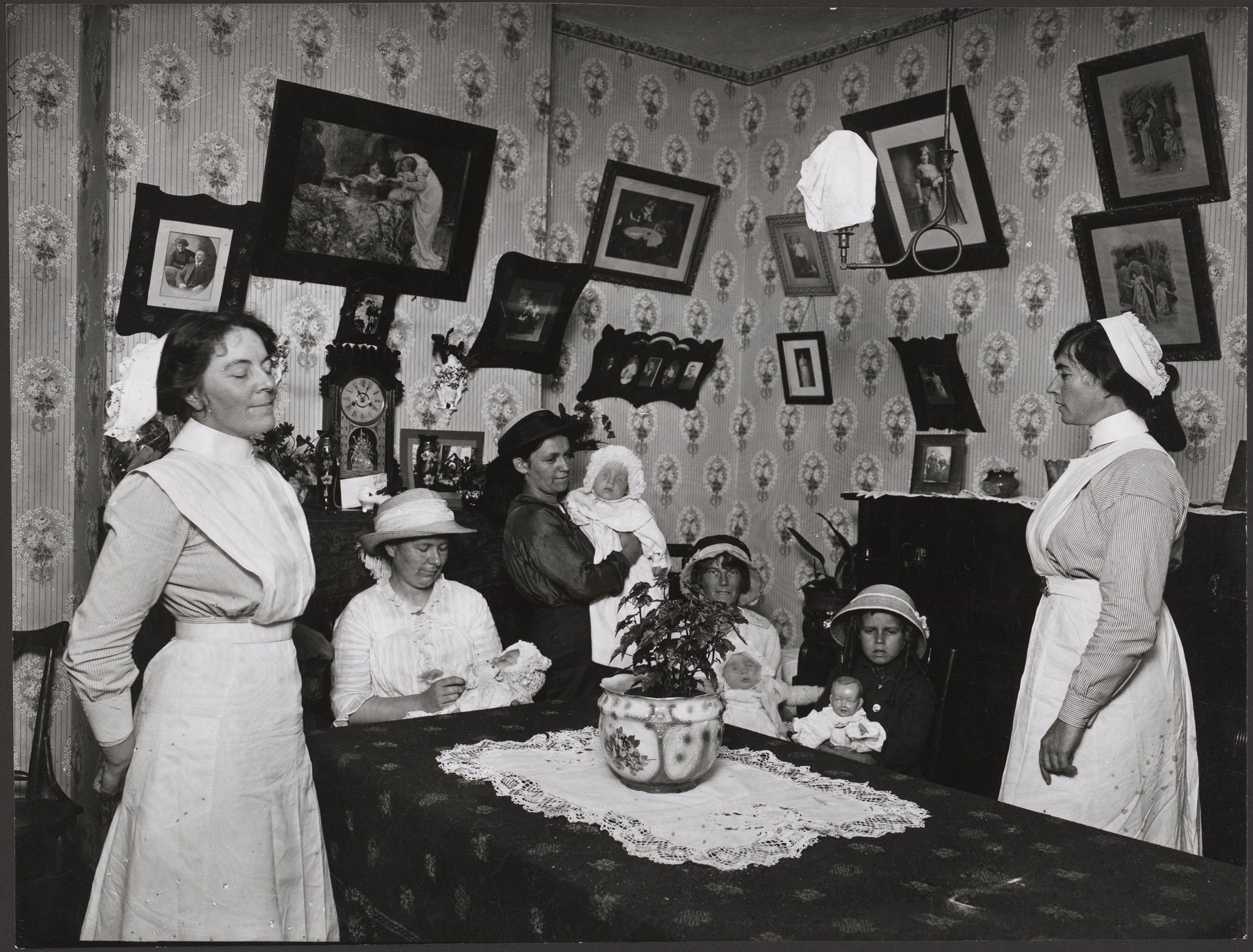 <p>Nurses and mothers with babies at Newtown Baby Clinic, Sydney, 1914</p>
