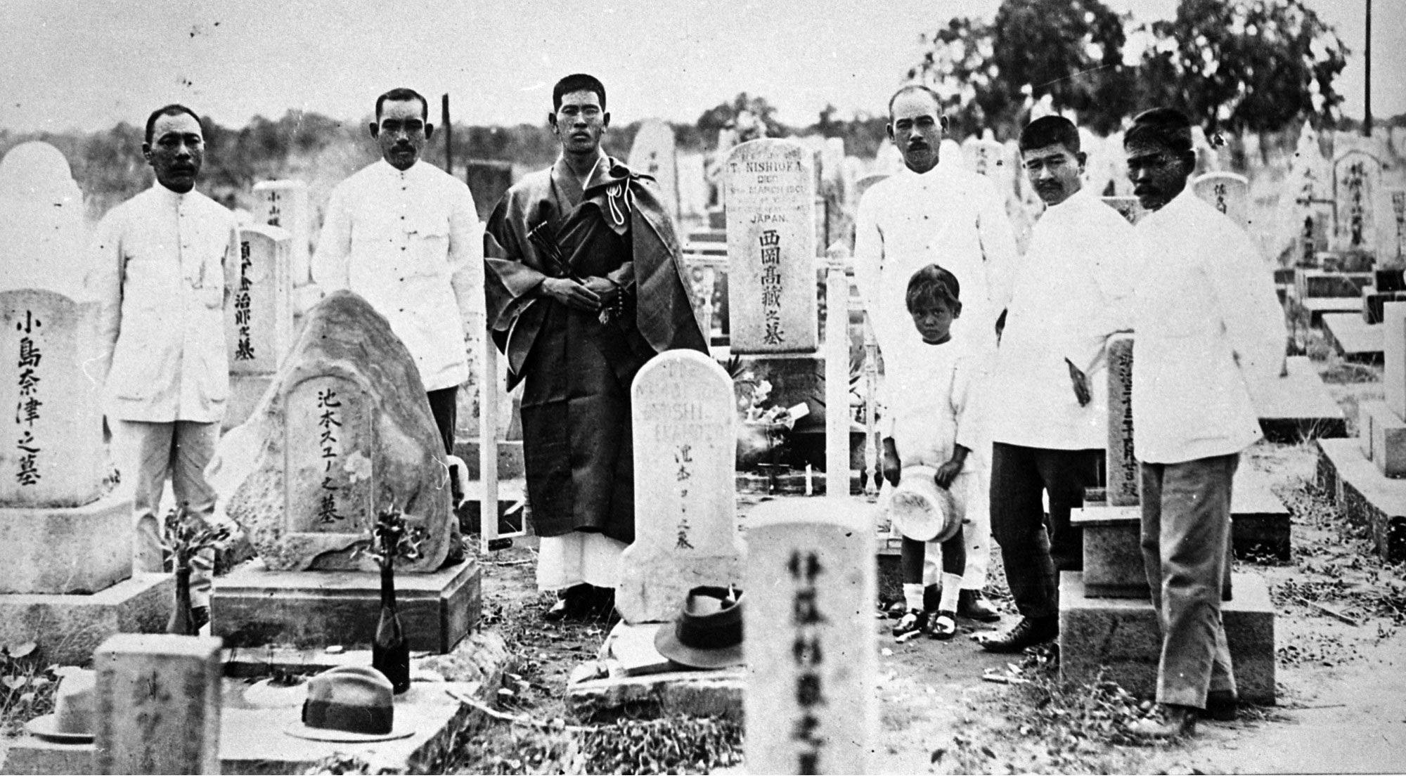 <p>Japanese residents at Broome cemetery</p>
