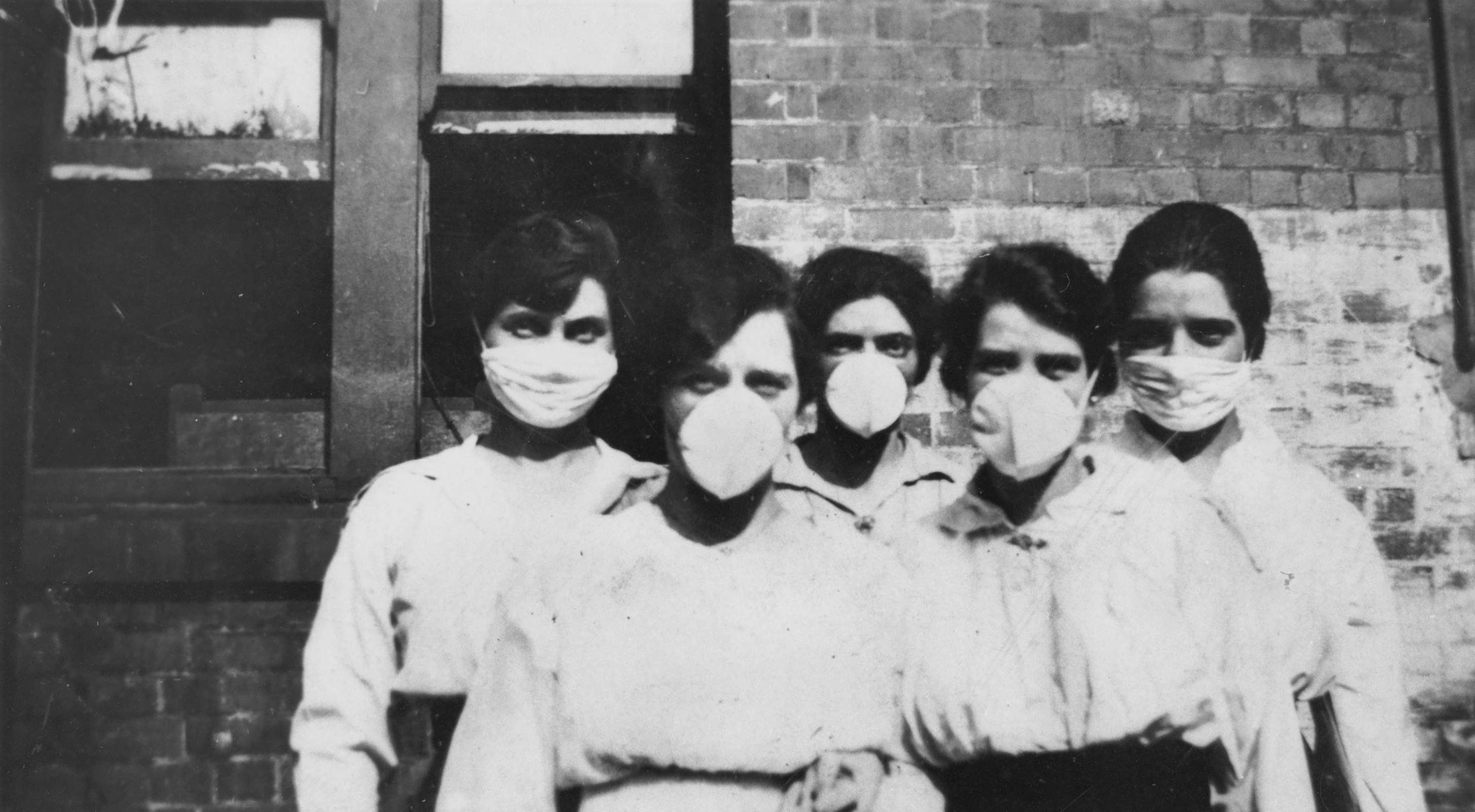 Women wearing surgical masks during influenza epidemic, Brisbane, 1919