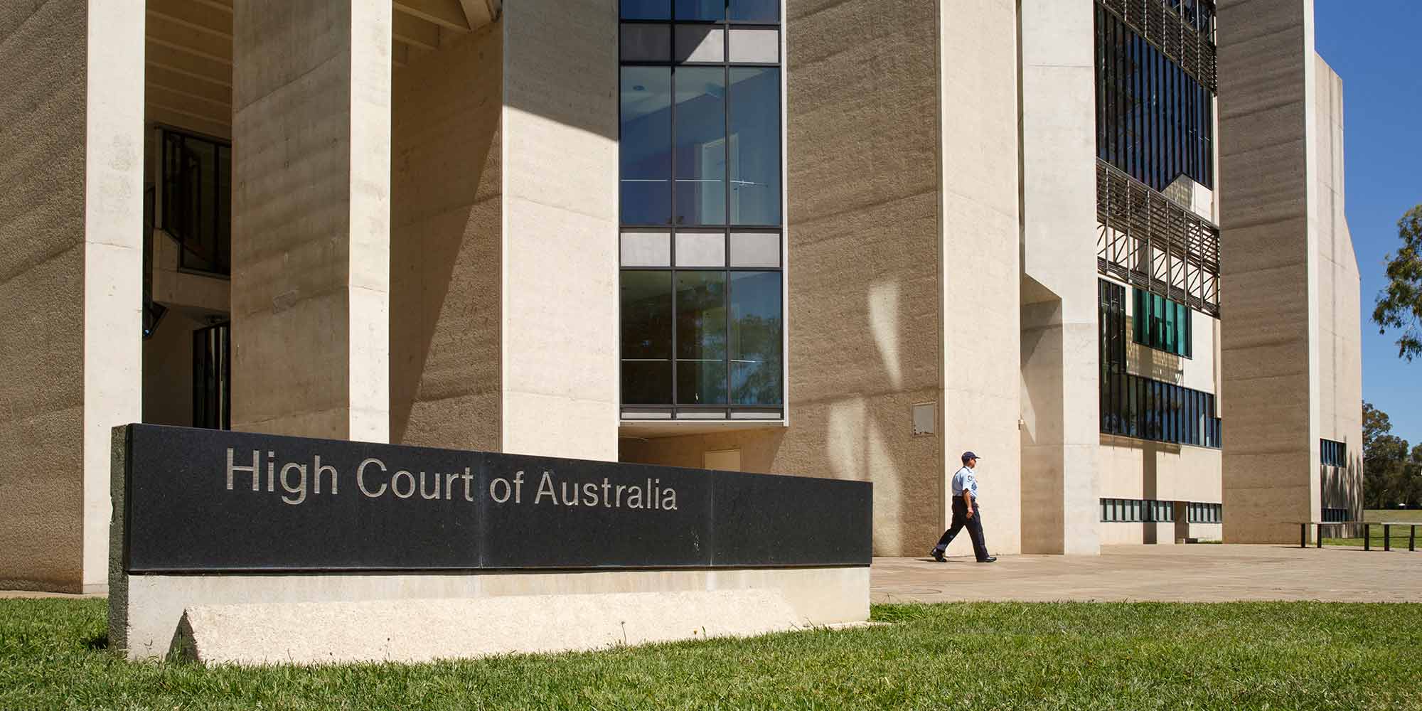 Photograph of the front of the High Court of Australia building.