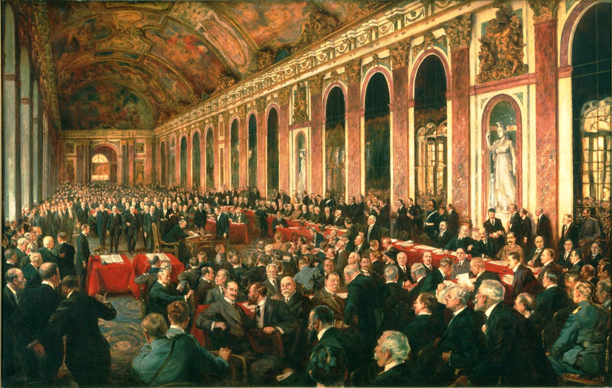 Painting of a lavishly decorate hall in the palace of Versailles filled with men watching a line of men waiting to sign a document on a table in the middle of the hall.