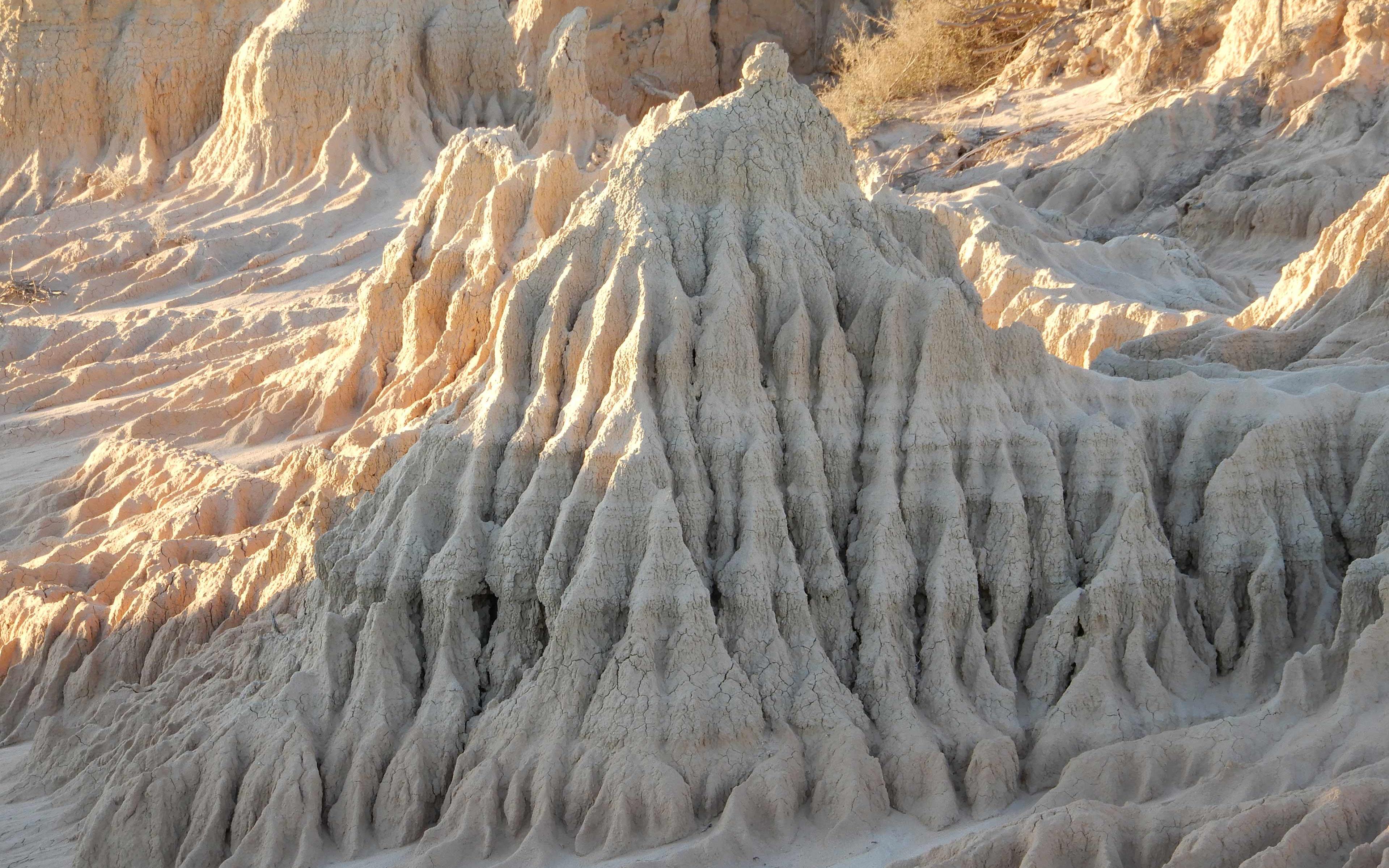Ancient Australia Defining Moments 1.4 Is Lake Mungo a significant